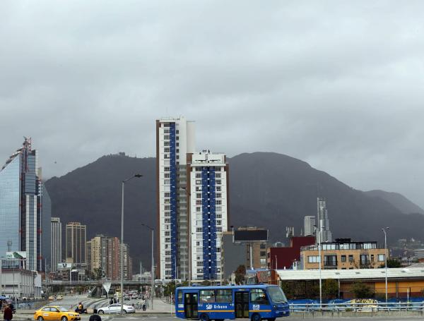 RELACIONADOS: BOGOTÁ CONTAMINACIÓN DEL AIRE CONTAMINACIÓN EN BOGOTÁ CALIDAD DEL AIRE DESIERTO
Por: Bogotá 25 de junio 2020 , 09:21 a.m.
Desde el desierto del Sahara, y viajando por todo el mundo, llegó una nube de polvo que podría afectar en los próximos días la calidad del aire de Bogotá. 

Así lo han confirmado las autoridades ambientales después de conocer las imágenes de la Nasa. 

Temas relacionados
GAY 10:08 A.M.
Esteman cuenta su primera marcha gay, sin haber 'salido del clóset'
 
BOGOTÁ 09:59 A.M.
Así funciona la adquisición predial para TransMilenio por la 68
 
BOGOTÁ 09:55 A.M.
Abandonan a dos perros con quemaduras de aceite hirviendo
(De puede interesar: Calidad del aire de Bogotá, ¿de vuelta a la ‘mala normalidad’?)

Sahara
Fotografía cedida por la NASA y fechada el 18 de junio de 2020 por el satélite Suomi NPP, que muestra la enorme nube de polvo del Sahara

Foto: EFE
"En el monitoreo de calidad del aire que hace la Secretaría de Ambiente es muy importante tener en cuenta los fenómenos externos. Este jueves y viernes se prevé, de acuerdo a la información de los satélites de la Nasa, que haya un aporte de polvo proveniente de las arenas del Sahara", alertó Julio César Pulido, de la Secretaría de Ambiente, y explicó cómo funciona el fenómeno.