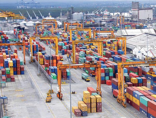 El gran reto que enfrenta este puerto es el mantenimiento de las condiciones del Canal de Acceso, que tiene 16 kilómetros de longitud y actualmente está limitado a una profundidad de 12 metros.