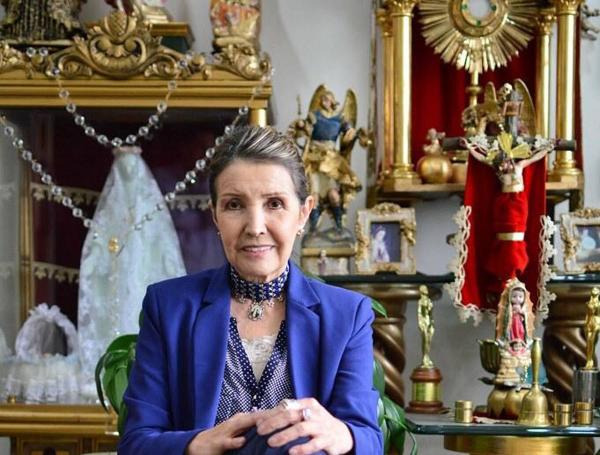Margalida Castro, con sus santos, en su casa de Bogotá.