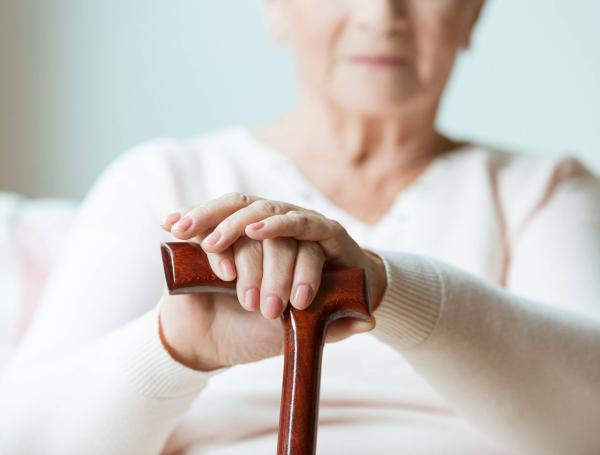 Mujer de la tercera edad con bastón.