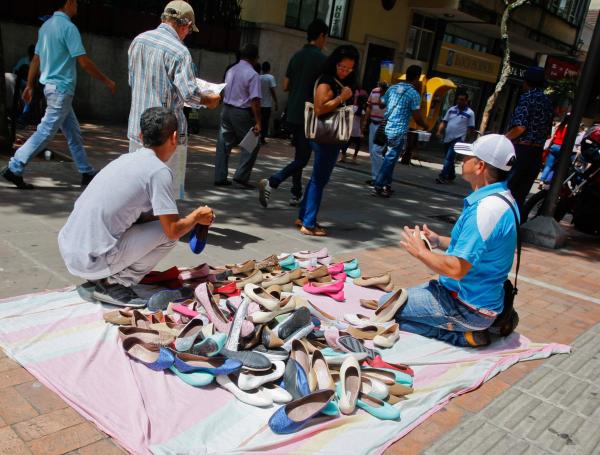 Mientras la tasa de desempleo fue de 14,7 % en octubre, un los expertos plantearon tres ejes para recuperar puestos, uno de los cuales es una flexibilización laboral.