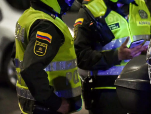 Los uniformados realizaban el proceso de rutina de mantenimiento y limpieza de sus armas de dotación.