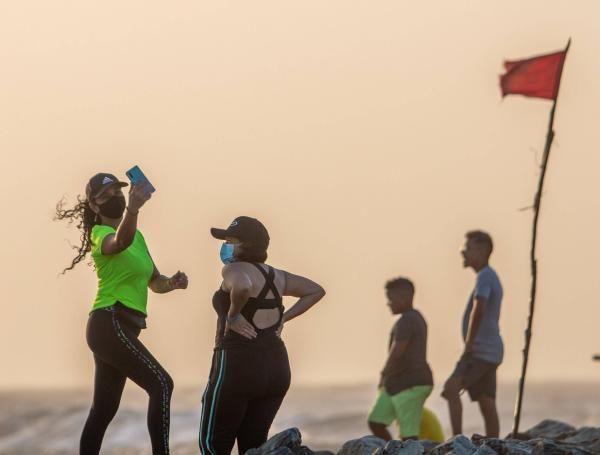 Las señalizaciones con banderas rojas hacen parte de las medidas de prevención y alerta en las playas de Puerto Colombia (Atlántico)