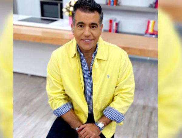 Carlos Calero dedicó una serenata tanto a sus compañeras de 'Día a día' como a las televidentes.
