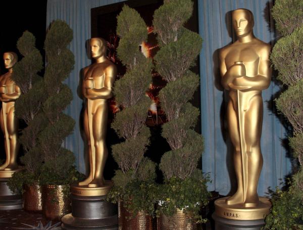 Las célebres figuras que simbolizan el premio Óscar a lo mejor del cine.