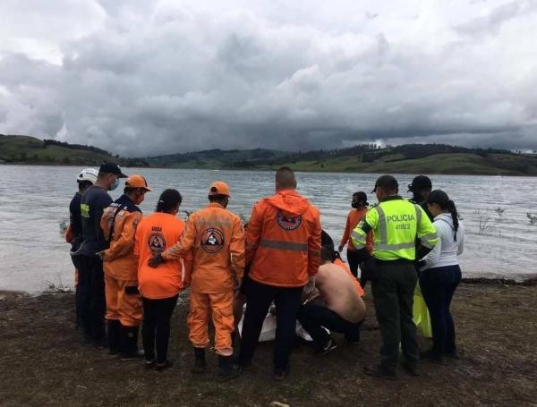 Buzos de Defensa Civil rescatan cuerpo de joven en Lago Calima