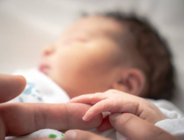 La madre del pequeño se cuidó durante el embarazo y no hay alteraciones genéticas entre la familia del bebé.