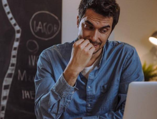 Morderse las uñas puede ocurrir en situaciones de ansiedad o por inactividad. También puede acompañar a los trastornos obsesivos compulsivos (TOC).