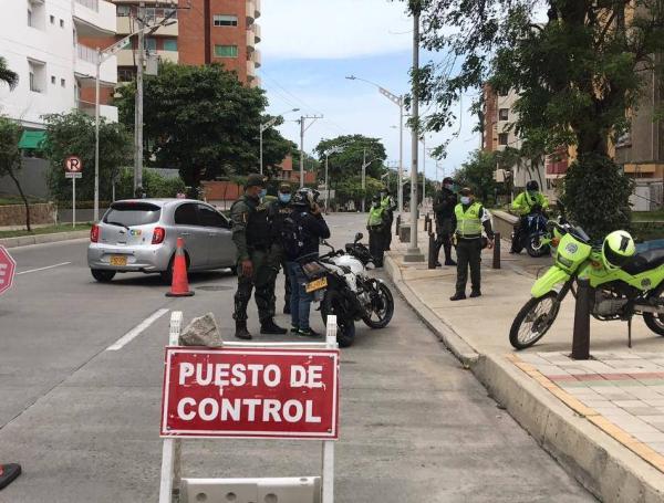 En varios sectores de la ciudad se mantienen los puestos de control.