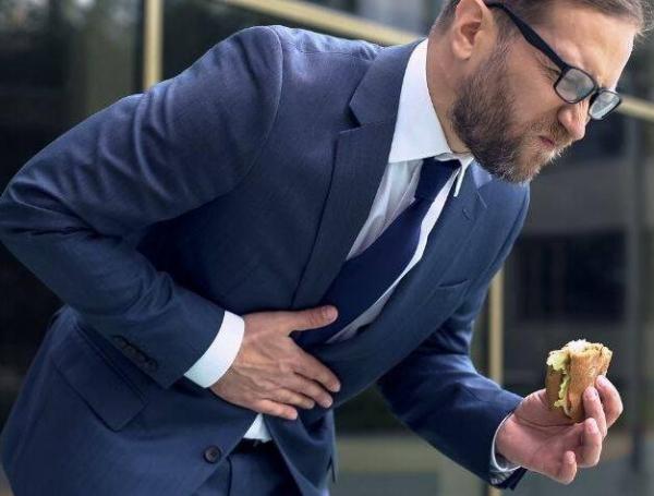Los síntomas mas comunes de gastritis son dolor punzante en el estómago y ardor.