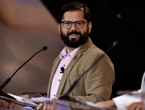 El candidato por el Frente Amplio, Gabriel Boric, participa en un debate presidencial en la Casa Central de la Universidad de Chile, el 1 de noviembre de 2021 en Santiago (Chile).