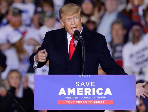 El expresidente de los Estados Unidos, Donald Trump, habla en un mitin Save America, que se llevó a cabo al aire libre en el recinto ferial del condado de Montgomery en Conroe, Texas, EE. (Estados Unidos) EFE/EPA/MICHAEL WYKE