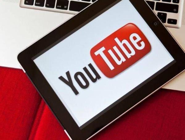 Usted puede denunciar una cuenta, video o comentario de YouTube.