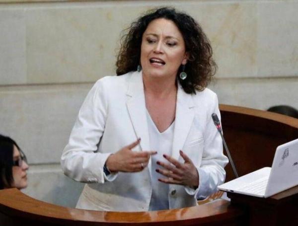 La senadora bogotana Angélica Lozano es abogada y está casada con la alcaldesa de la capital, Claudia López.