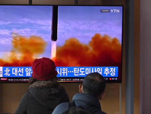 Transmisión de noticias con imágenes de archivo de una prueba de misiles de Corea del Norte, en una estación de tren en Seúl el 5 de marzo de 2022.