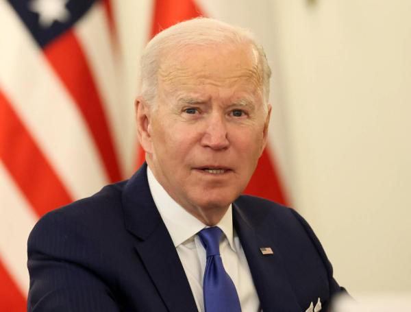 Joe Biden durante su reunión con funcionarios de Polonia.