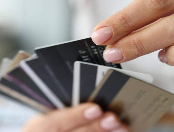 La joven usó la tarjeta de su amiga para hacer viajes y comprar ropa.