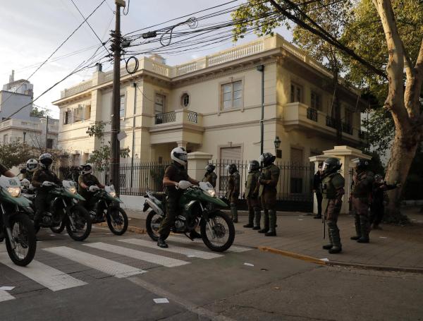Los Carabineros, la guardia policial, intenta hacerle frente al auge de inseguridad con mayor presencia en las calles.