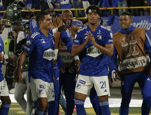 Juan Carlos Pereira celebra al estilo Naruto tras anotar el 1-0.