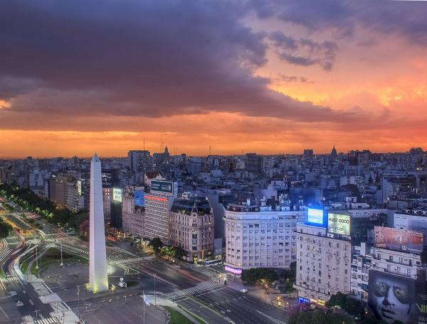 Toma general del corazón de Buenos Aires. Se aprecia el monumento del Obelisco, ícono de la ciudad.