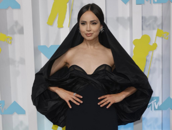 Vestido negro con capucha