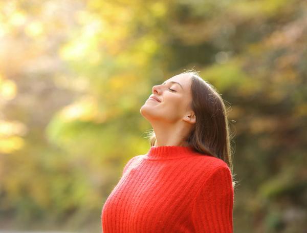Una persona con buena salud emocional es consciente de sus pensamientos, sentimientos, emociones, rutinas y comportamientos.