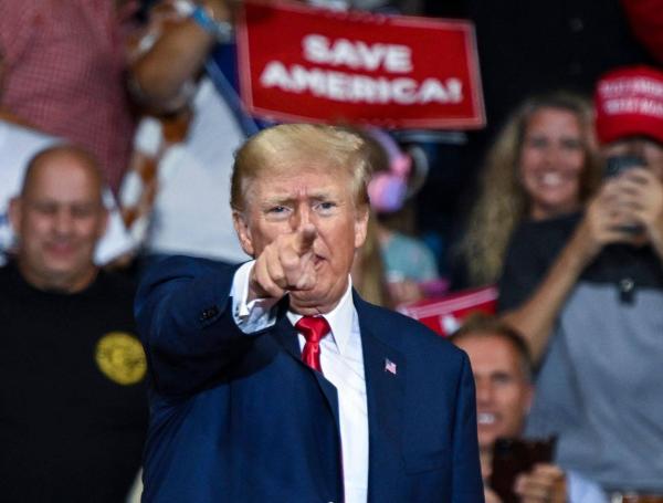 Trump, habla durante mitin de campaña en apoyo de condidatos para gobernador de Pensilvania y Senado.