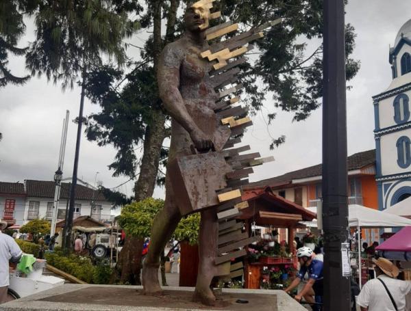 Estatua del migrante en Filandia