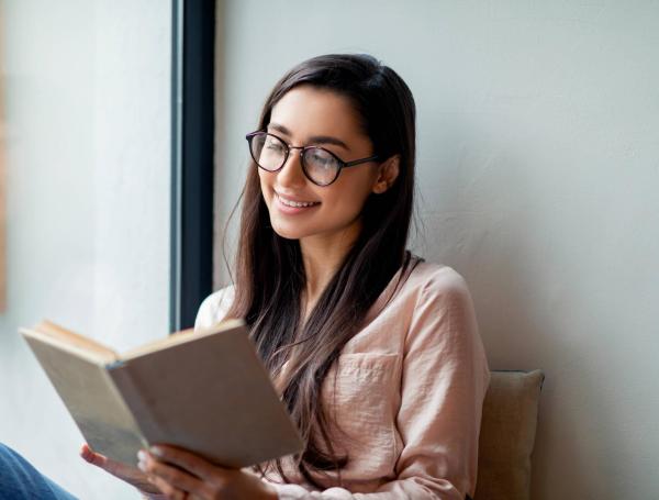 Leer es un hábito que ayuda a estimular el cerebro.