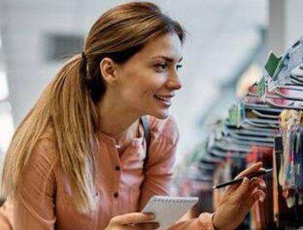 Al momento de comprar los útiles escolares de sus hijos, recuerde comparar precios y aprovechar las promociones.