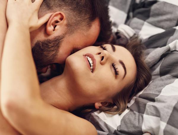 Los moretones pueden ser causados intencionalmente por la pareja (chupones) o pueden ser producto de la adrenalina sexual.