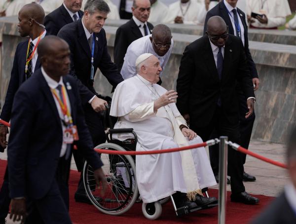 El papa Francisco, a su llegada al aeropuerto internacional de Kinshasa.