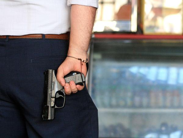 La mujer asevera que fue amenazada con armas.