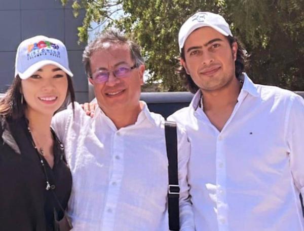 Dayssuris Vásquez Castro, el presidente Gustavo Petro y su hijo, Nicolás Petro.
