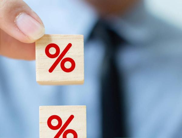 La tasa de interés es un cobro que realizan todas las entidades bancarias por prestar dinero.