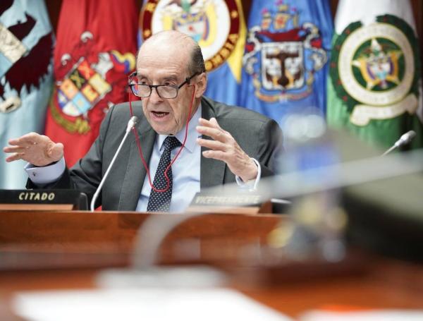 Canciller Álvaro Leyva en el debate en el Senado.