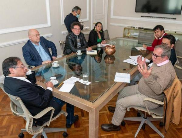 El presidente Petro (izq.) y Rodrigo Londoño en una reunión sobre paz.