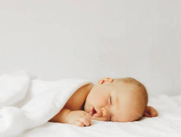 Al dormir sus horas necesarias, el bebé favorece la maduración de sus órganos.