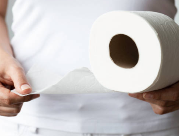 El papel higiénico suele estar diseñado para que se descomponga el contacto con el agua.