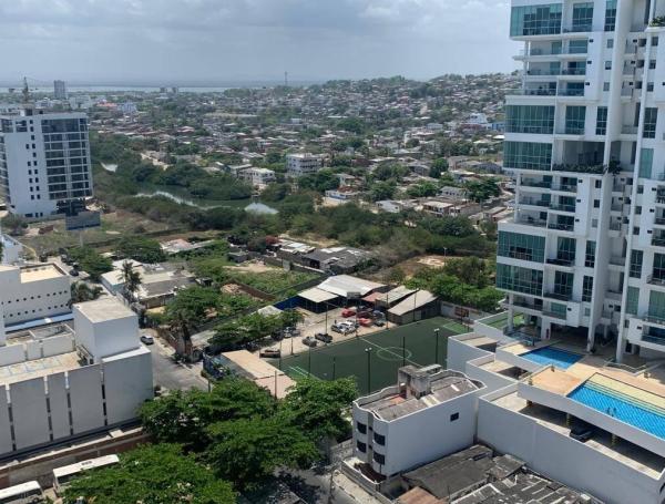 Cartagena de Indias, como telón de fondo 'las falda de la Popa'.