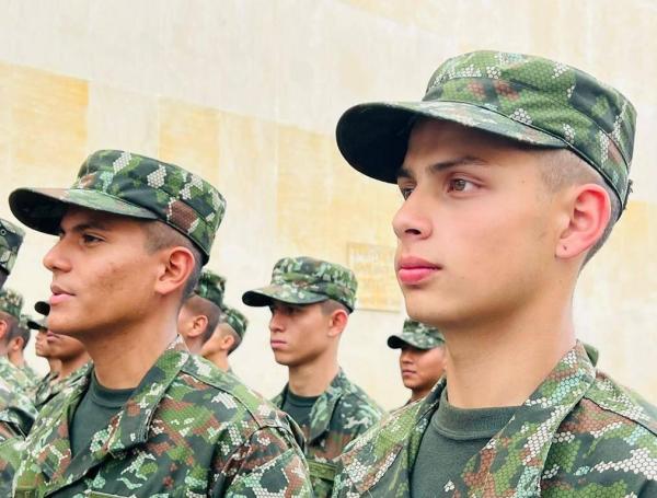Para los hombres aclarar su situación militar es obligatorio.