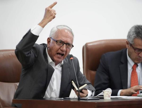 Ministro en sesión de debate de la Comisión Primera