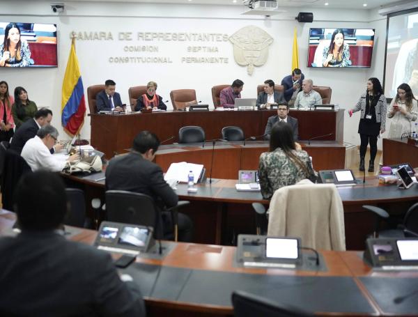 En la Comisión Séptima de Cámara de Representantes del Congreso de la República, inicio la primera discusión sobre la Reforma Laboral, dónde se está debatiendo el articulado del proyecto del Gobierno, en cual hizo presencia, la Ministra del Trabajo, Gloria Inés Ramírez, el viceministro del Interior Gustavo García, el presidente de la comisión séptima de Cámara de Representantes Agmeth Escaf, el vicepresidente de la comisión, Hugo Archila, el presidente de la Cámara de Representantes David Racero, además de los representantes de cámara, Germán Gómez, Alfredo Mondragón, Maria Fernanda Carrascal. El Presidnete de la cámara de representantes David Racero y Ministra de Trabajo Gloria Inés Ramírez.