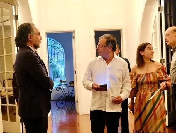 Armando Benedetti; el presidente de la República, Gustavo Petro, y Laura Sarabia durante un encuentro de su entonces equipo de gobierno.