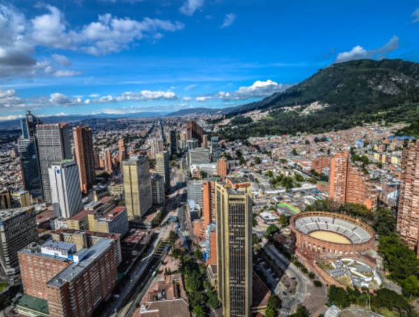 Vista de gran angular de Bogotá, capital de Colombia.