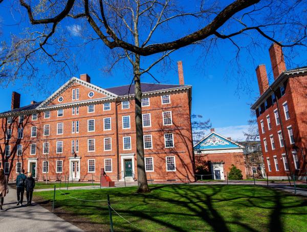 Fundada en 1636 como Harvard College y nombrada así por su primer benefactor, el clérigo puritano John Harvard, es la institución de educación superior más antigua de los Estados Unidos.