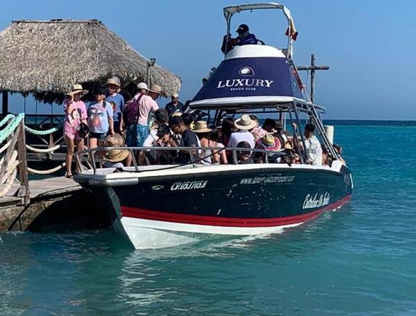 Lancha autorizada para transporte de turistas a islas del Rosario