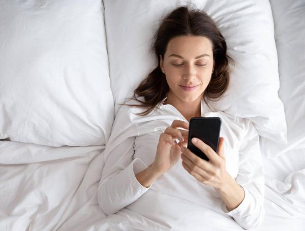 Los expertos señalan que revisar el celular al despertar aumenta los niveles de estrés y ansiedad.