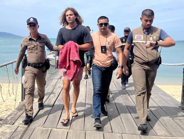Daniel Sancho, escoltado por la policía tailandesa en el puerto de la isla Koh Samui, en Tailandia.