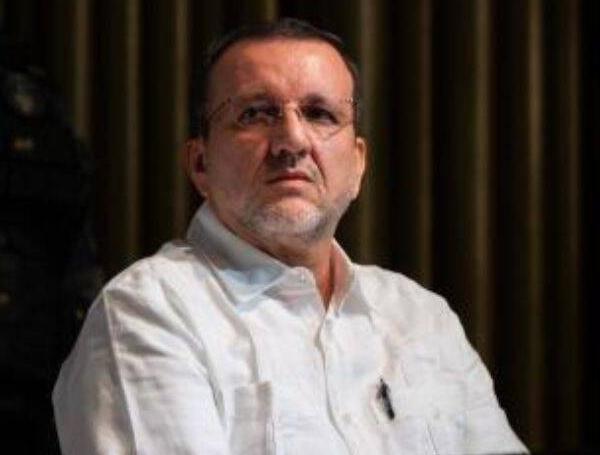 Néstor Humberto Martínez (izq.) respondió que son falsos los señalamientos de 'Macaco'.